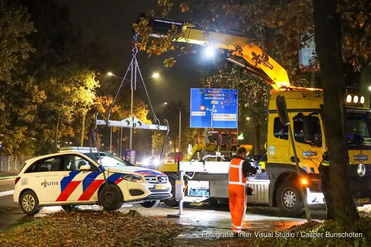 Politieauto rijdt op betonblok op Mediapark