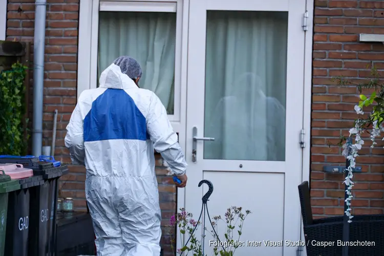 Overleden persoon aangetroffen in woning in Huizen