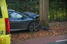 Auto tegen boom gereden in Laren