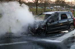Auto in brand op afrit Huizen/Eemnes