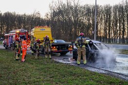 Auto in brand op afrit Huizen/Eemnes