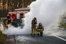 Auto in brand op afrit Huizen/Eemnes