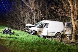 Motor vliegt uit bestelbusje bij ongeluk A1