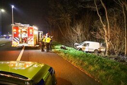 Motor vliegt uit bestelbusje bij ongeluk A1