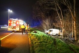 Motor vliegt uit bestelbusje bij ongeluk A1