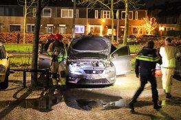 Autobrand in Huizen vermoedelijk aangestoken