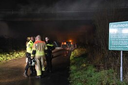 Bestelbus in brand onder viaduct A27