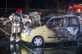 Drie auto's door brand verwoest bij station Bussum-Zuid