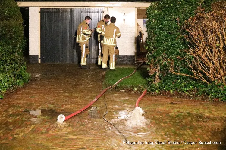 Kelder volgelopen bij woning Blaricum, brandweer schiet te hulp