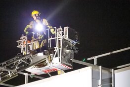 Bouwspullen waaien bijna van dak wooncomplex in Bussum