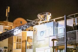 Bouwspullen waaien bijna van dak wooncomplex in Bussum