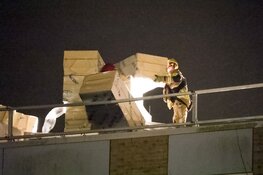Bouwspullen waaien bijna van dak wooncomplex in Bussum