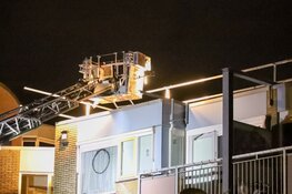 Bouwspullen waaien bijna van dak wooncomplex in Bussum