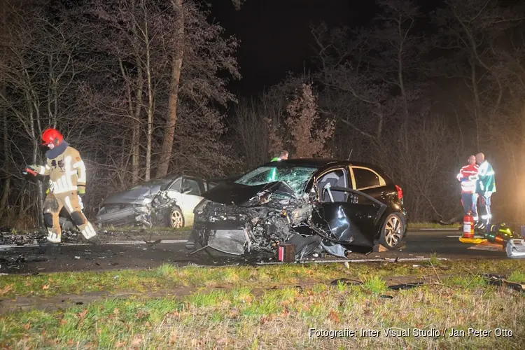 Drie gewonden bij frontale aanrijding in Kortenhoef