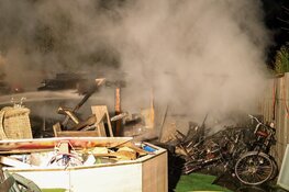 Veel schade door brand in achtertuin van woning in Huizen