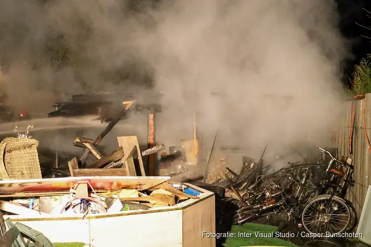 Veel schade door brand in achtertuin van woning in Huizen
