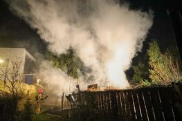 Veel schade door brand in achtertuin van woning in Huizen