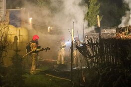 Veel schade door brand in achtertuin van woning in Huizen