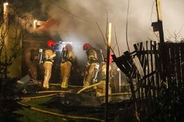 Veel schade door brand in achtertuin van woning in Huizen