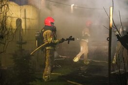 Veel schade door brand in achtertuin van woning in Huizen