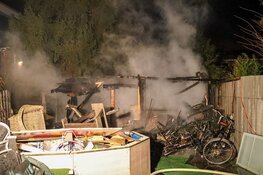 Veel schade door brand in achtertuin van woning in Huizen