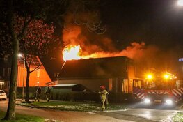 Uitslaande woningbrand in Huizen