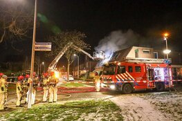 Uitslaande woningbrand in Huizen