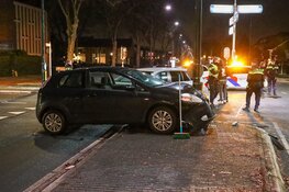 Auto tegen lantaarnpaal in Huizen
