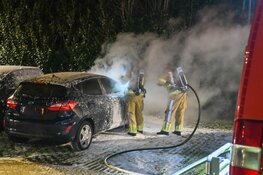 Auto in brand aan Cor Steijnstraat in Hilversum