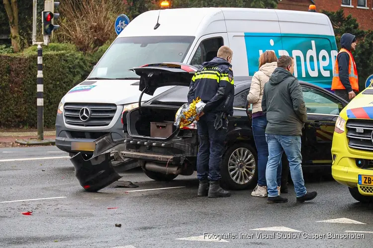 Scooterrijdster gewond bij ongeluk in Huizen