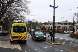 Scooterrijdster gewond bij ongeluk in Huizen