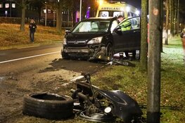 Auto knalt op boom, bestuurder onder invloed