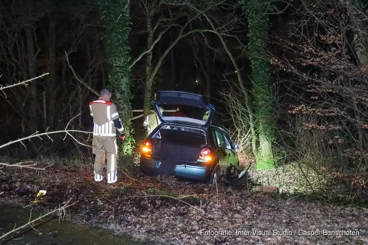 Auto raakt van de weg in Laren, bestuurder aangehouden
