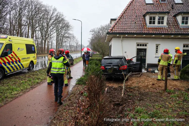Auto tegen woning gereden in Huizen