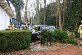 Auto tegen woning gereden in Huizen