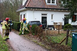 Auto tegen woning gereden in Huizen