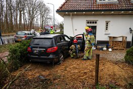 Auto tegen woning gereden in Huizen