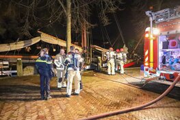 Brand op schip aan Herengracht in Muiden
