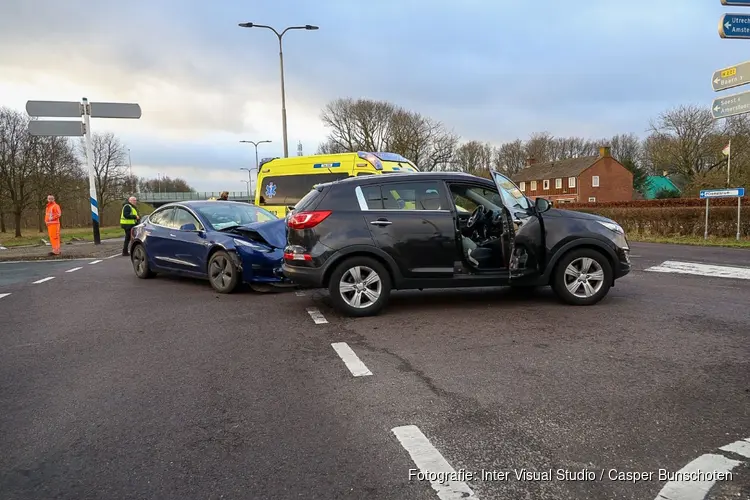 Twee auto's botsen onderaan afrit Eemnes, A1