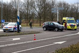 Twee auto's botsen onderaan afrit Eemnes, A1