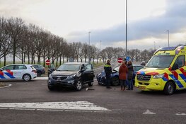 Twee auto's botsen onderaan afrit Eemnes, A1