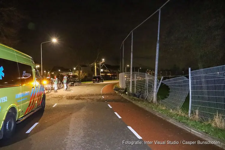 Auto crasht tegen hek honkbalclub, bestuurder onder invloed