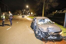 Auto crasht tegen hek honkbalclub, bestuurder onder invloed
