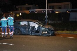 Auto crasht tegen hek honkbalclub, bestuurder onder invloed