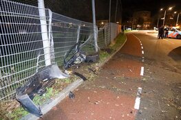 Auto crasht tegen hek honkbalclub, bestuurder onder invloed