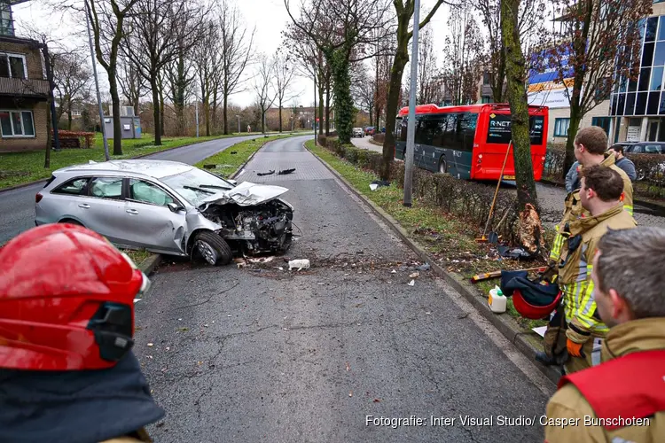 Auto klapt tegen boom in Huizen, bestuurder gewond