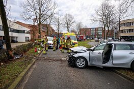 Auto klapt tegen boom in Huizen, bestuurder gewond