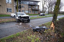 Auto klapt tegen boom in Huizen, bestuurder gewond
