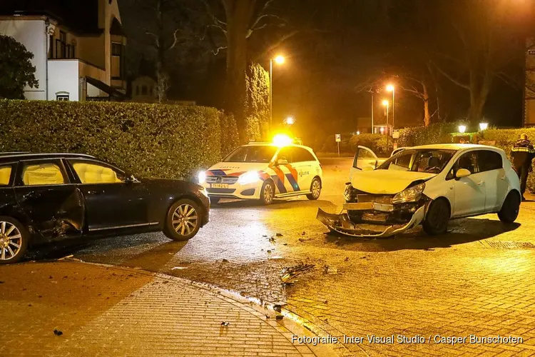 Aanrijding tussen twee auto's: één gewonde