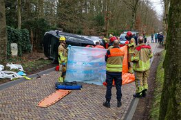 Eenzijdig ongeval in Blaricum, gewonde uit voertuig gehaald
